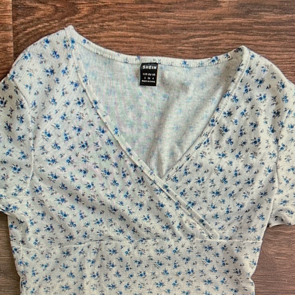 SHEIN White Short-Sleeve V-Neck Floral Knit Top